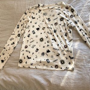 Long sleeved low neck top.